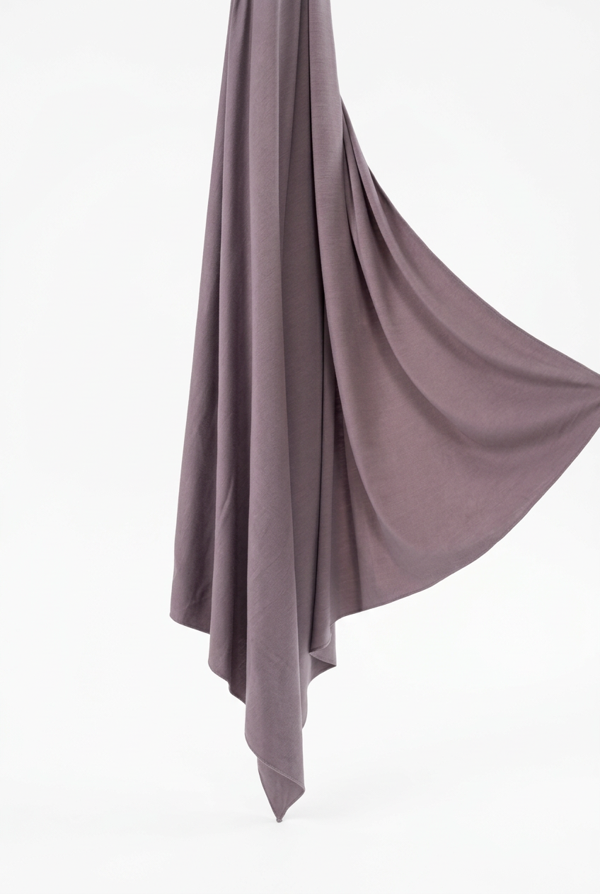 Dusty Mauve jersey hangend op een witte achtergrond