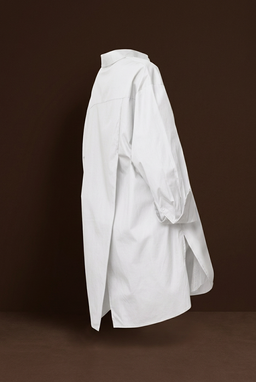 Witte blouse zijaanzicht met donkerbruine achtergrond